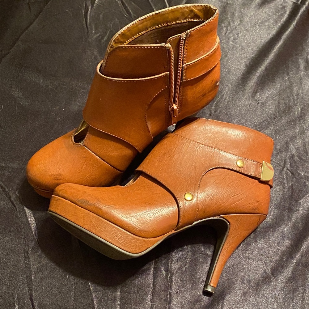 UNLISTED BROWN BOOTS- by KENNETH COLE